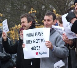 Kraliyet düğününü protesto edenler de vardı!…