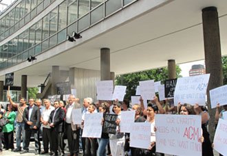 Cemevi üyeleri Vakıflar Komisyonu binası önünde protesto gösterisi yaptı